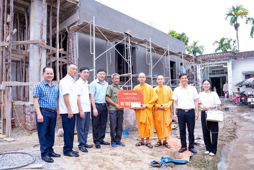 Chư Tăng chùa Ba Vàng trao kinh phí hỗ trợ các công trình xoá nhà ở tạm, nhà dột nát năm 2023 trên địa bàn phường Phương Nam
