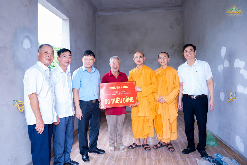 Đứng trong ngôi nhà mới đang dần hoàn thiện, ai cũng hoan hỷ, mừng cho gia đình