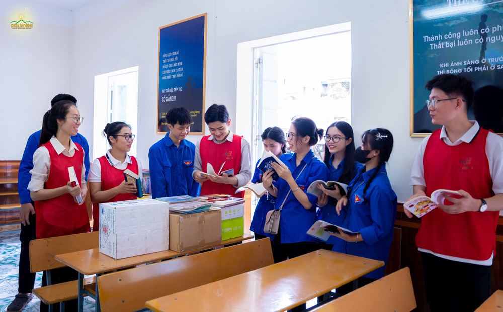 Các thành viên trong CLB Tuổi Trẻ Ba Vàng và thanh niên TP. Uông Bí trao đổi, trò chuyện tại thư viện Trung tâm Phát triển Thanh thiếu nhi