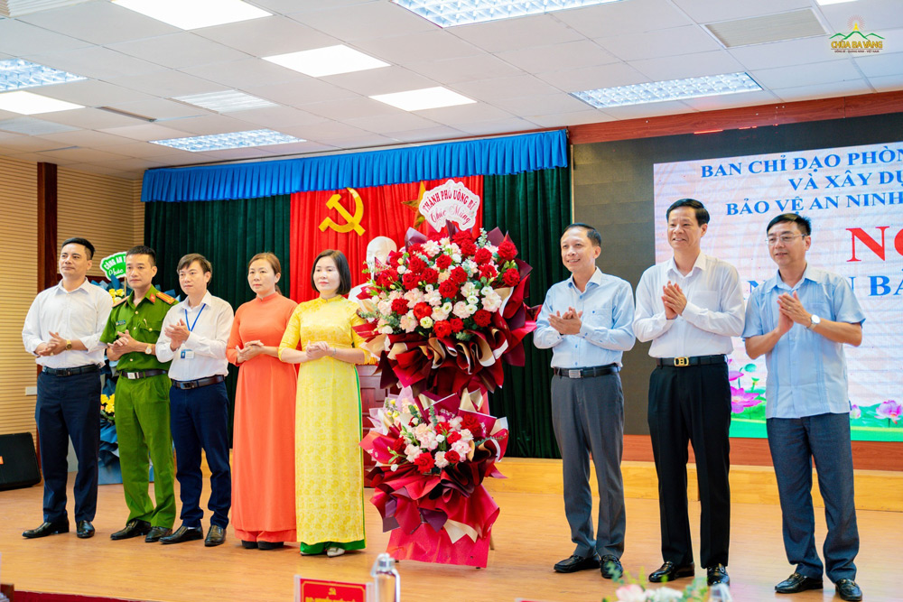 Lãnh đạo thành phố Uông Bí tặng hoa chúc mừng Ngày hội.