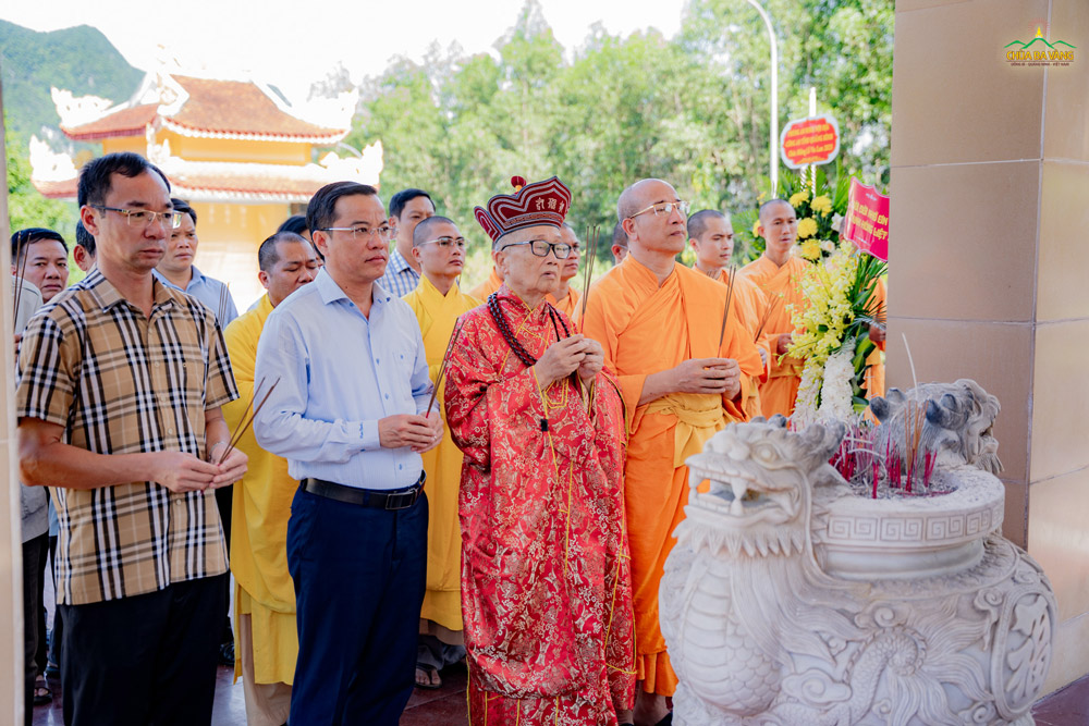 Quý chư Tôn thiền đức cùng quý vị đại biểu đại diện chính quyền địa phương dâng hương tại nghĩa trang anh hùng liệt sĩ huyện Minh Hoá