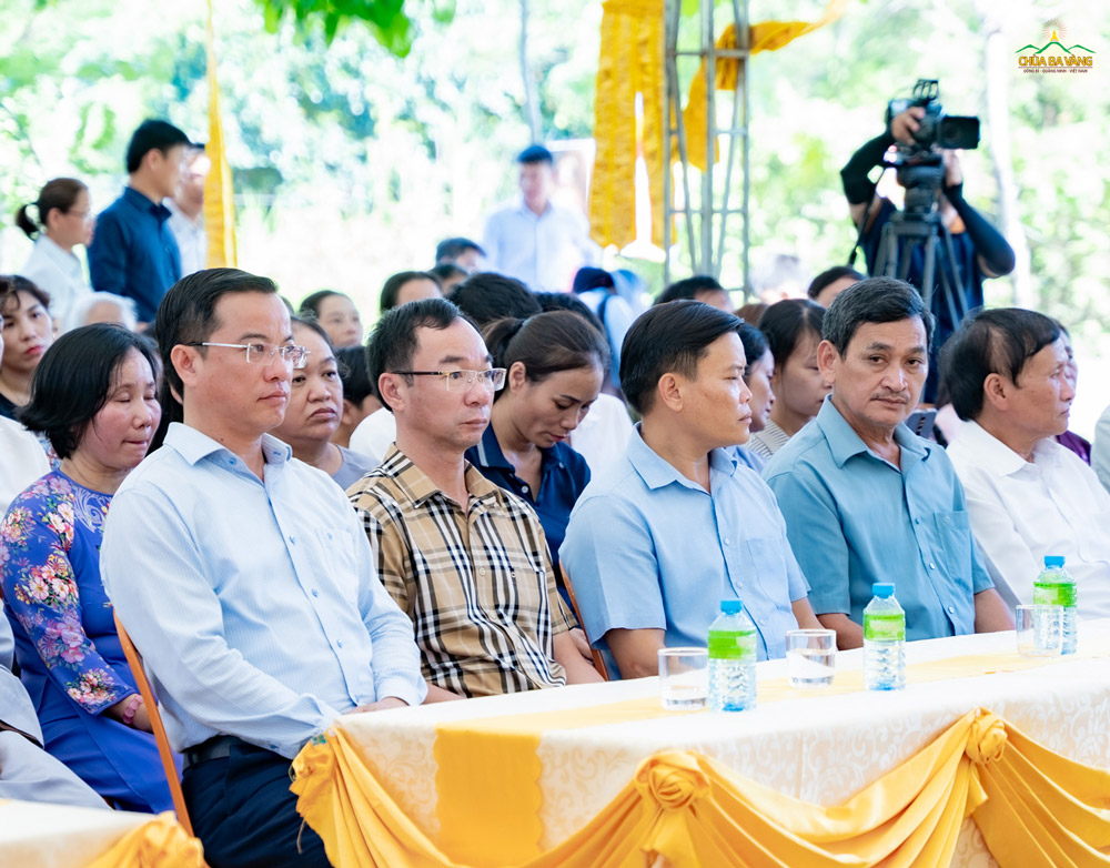 Ông Đinh Tiến Dũng (Phó chủ tịch UBND huyện Minh Hoá), Thượng tá Nguyễn Xuân Tư (Thường vụ huyện uỷ, Trưởng công an) - từ trái qua phải, cùng các quý vị lãnh đạo các Sở, Ban, Ngành đại diện UBND, UBMTTQ, các cơ quan thông tấn báo chí