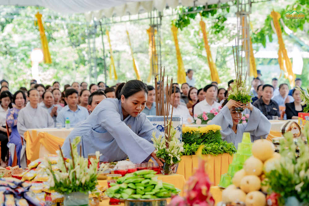 Phật tử dâng hương hoa tại lễ cầu siêu