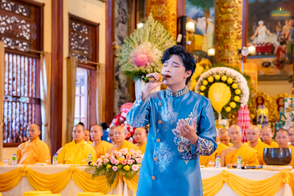 Ca sĩ Phàm Vũ thể hiện những giai điệu sâu lắng trong ca khúc “Dâng lời sám hối mẹ cha”