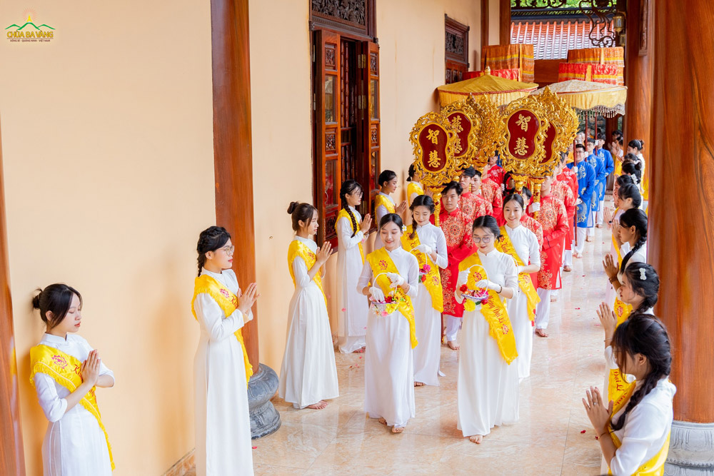 Các bạn trẻ hoan hỷ tham gia cung nghinh lễ tân trong Đại lễ