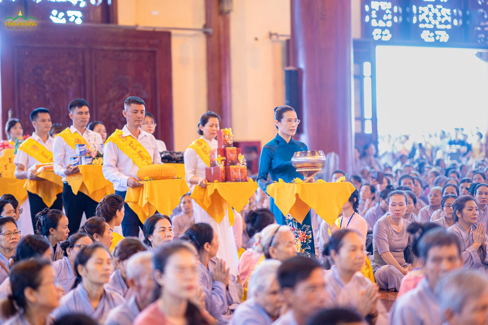 Phật tử Phạm Thị Yến (Pháp danh Tâm Chiếu Hoàn Quán, chủ nhiệm CLB Cúc Vàng Tập Tu Lục Hoà) cùng đại diện các Phật tử thành kính dâng tứ sự cúng dường Tăng chúng
