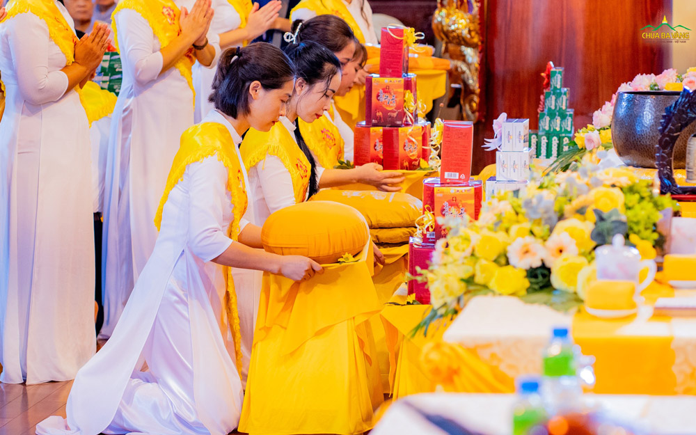 Phật tử thành kính dâng vật phẩm cúng dường