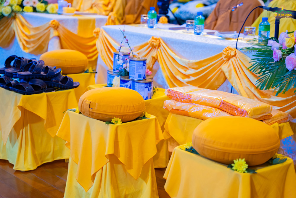 Những vật phẩm thể hiện lòng thành kính cúng dâng lên chư Tăng nhân mùa Vu Lan của các Phật tử