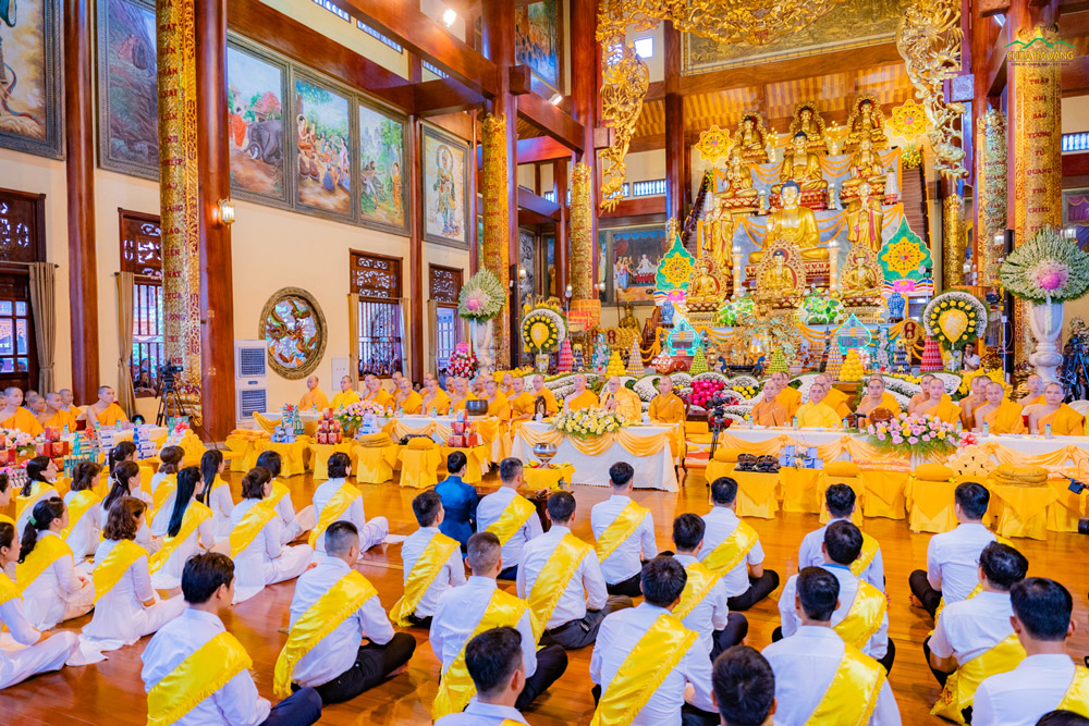 Đại chúng chú tâm lắng nghe những lời đạo từ ý nghĩa của trên Hoà Thượng Thích Tánh Nhiếp - Phó Chủ tịch Hội đồng Trị sự TW GHPGVN, Phó trưởng ban Tăng sự TW, đặc trách Phật giáo Việt Nam tại Lào, Trưởng ban Trị sự GHPGVN tỉnh Quảng Bình