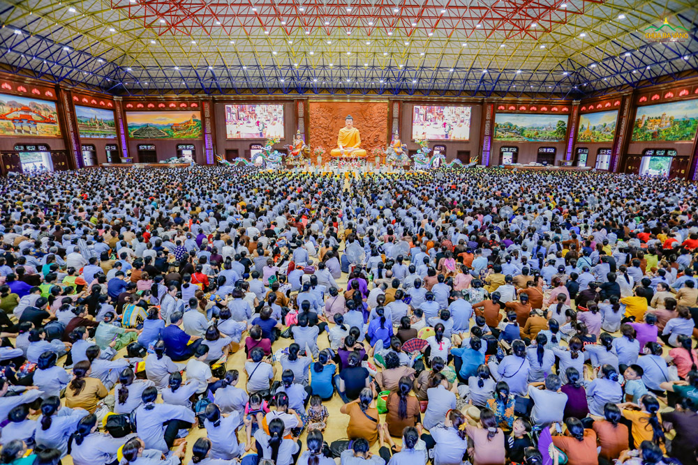 Đông đảo nhân dân, Phật tử về tham dự Đại lễ tại Đại giảng đường tầng 2 chùa Ba Vàng