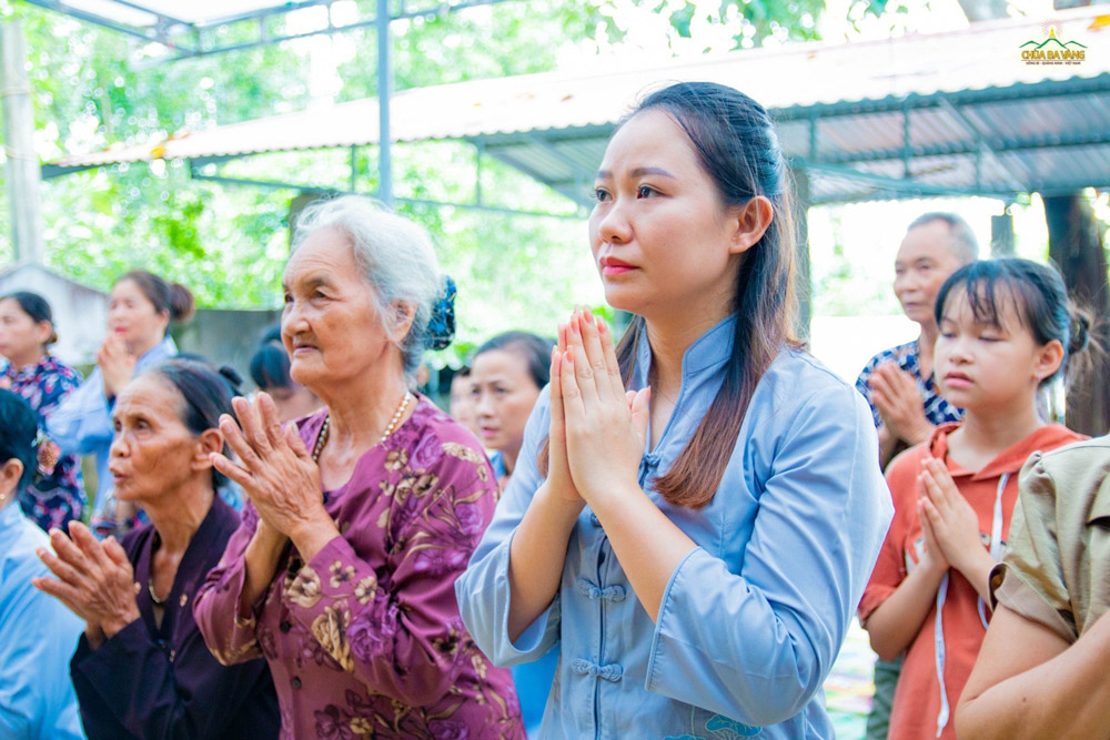Người dân và các Phật tử trang nghiêm tham dự Đại lễ