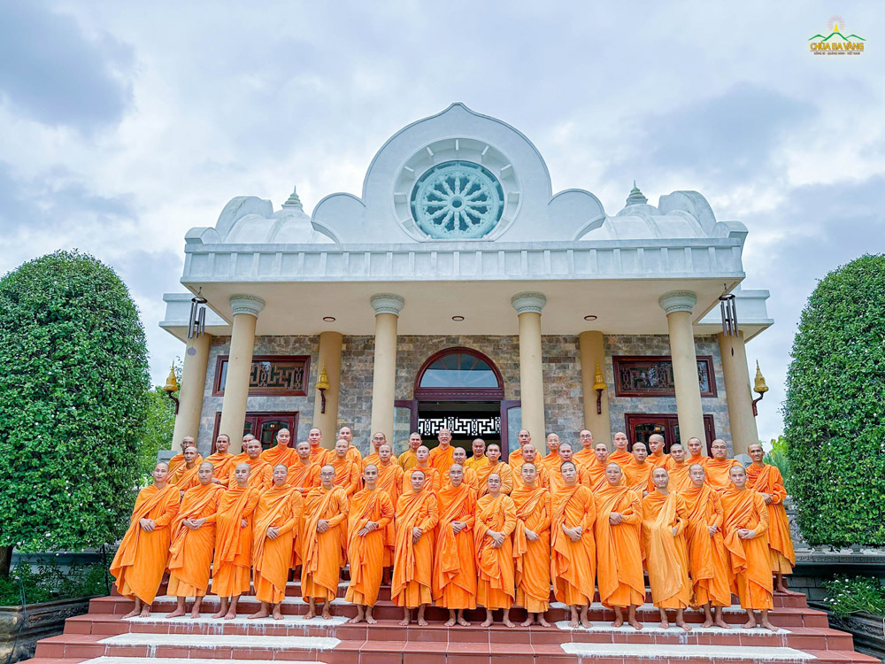 Đoàn chụp ảnh lưu niệm tại nơi thờ Đức Phật nhập Niết bàn.