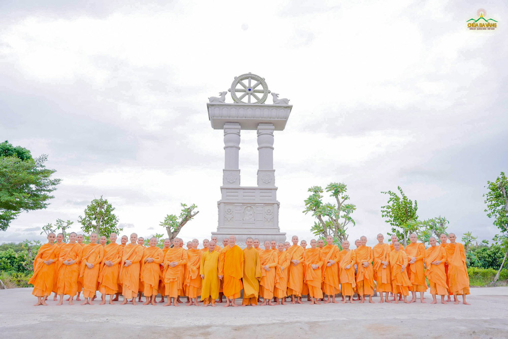 Đoàn chụp ảnh lưu niệm tại Thiền viện Trúc Lâm Chánh Giác.