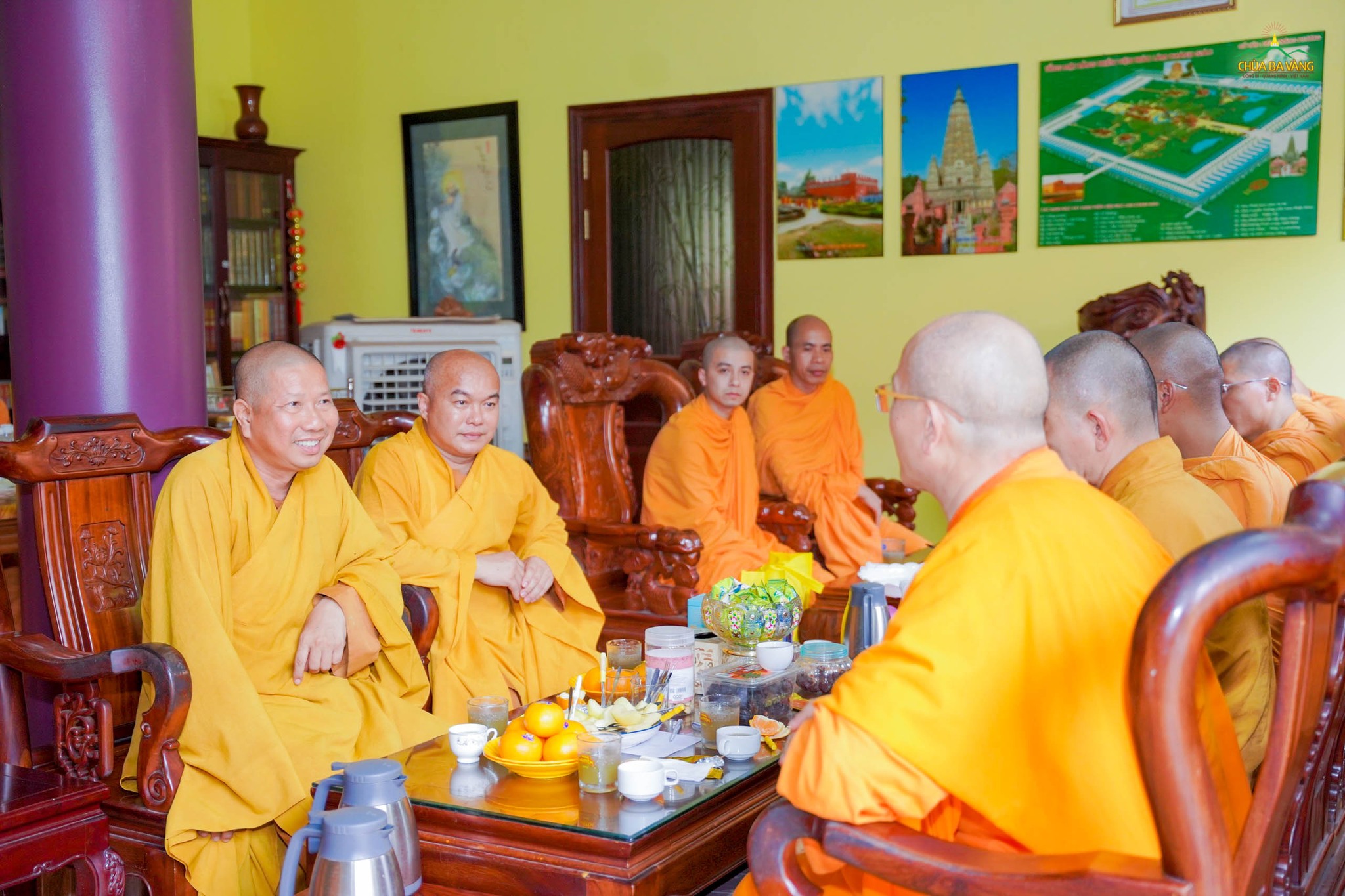 Đại đức Thích Trúc Thông Kim - Trưởng Ban Quản trị Thiền viện Trúc Lâm Chánh Giác đón tiếp đoàn.