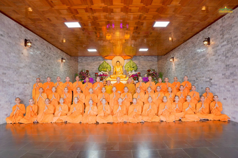 Đoàn chụp ảnh lưu niệm tại tượng thờ Đức Phật thành đạo, Thiền viện Trúc Lâm Chánh Giác.