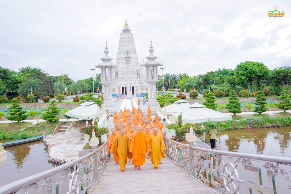 Không khí hoan hỷ khi đoàn đến thăm các khu Phật tích tại Thiền viện Trúc Lâm Chánh Giác.