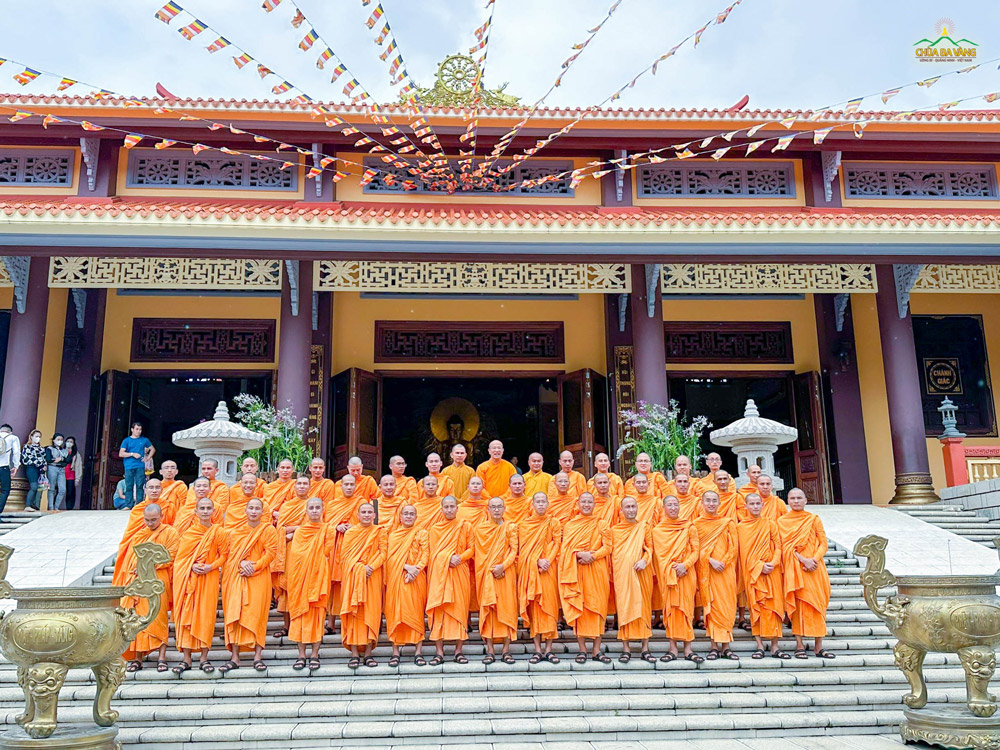 Đoàn chụp ảnh lưu niệm tại chính điện Thiền viện Trúc Lâm Chánh Giác.