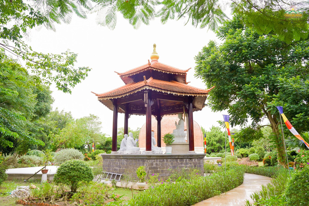 Trong khắp khuôn viên thiền viện được đặt các tượng Phật để mọi người cùng nhau chiêm bái, vãn cảnh.