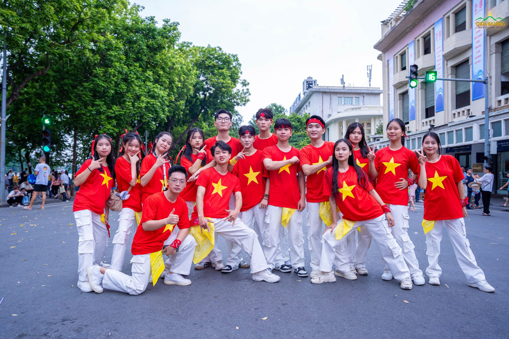 Áo đỏ sao vàng, tự hào chúng ta là người Việt Nam!