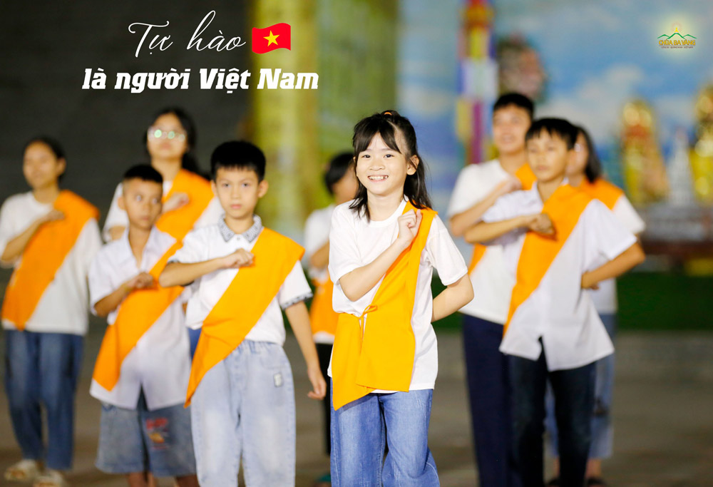 Chúng con tự hào là người Việt Nam.