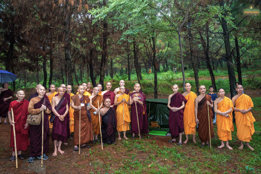 Phái đoàn lưu lại hình ảnh lưu niệm tại rừng thiền chùa Ba Vàng