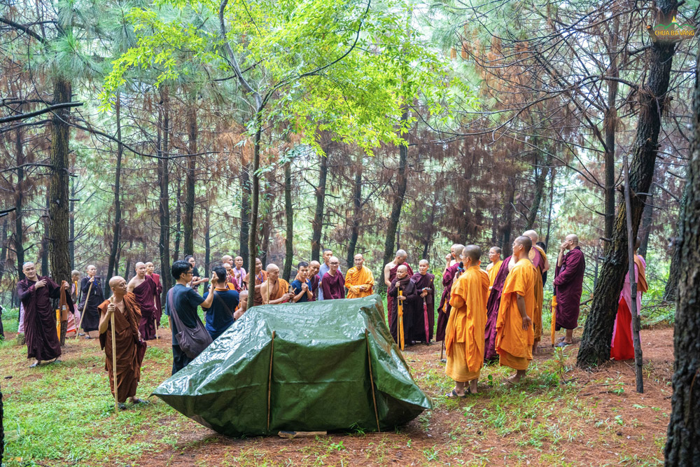 Chư Tăng chùa Ba Vàng giới thiệu với phái đoàn về sự tu tập trong rừng