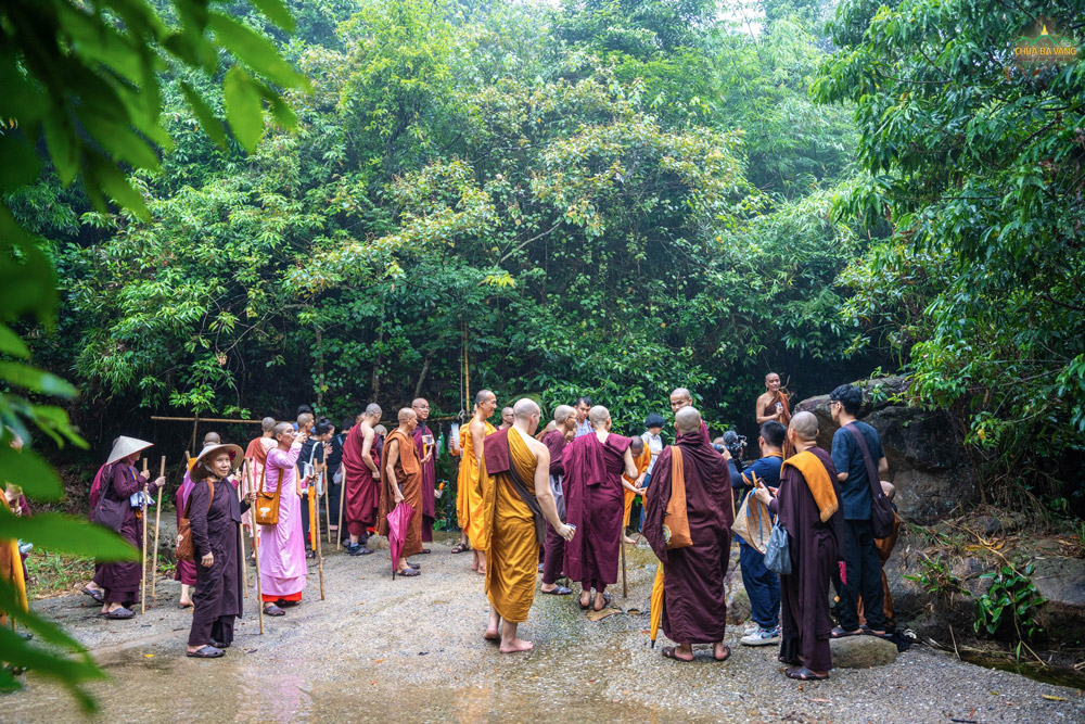 Phái đoàn được trực tiếp dùng thử nguồn nước suối tại rừng thiền chùa Ba Vàng