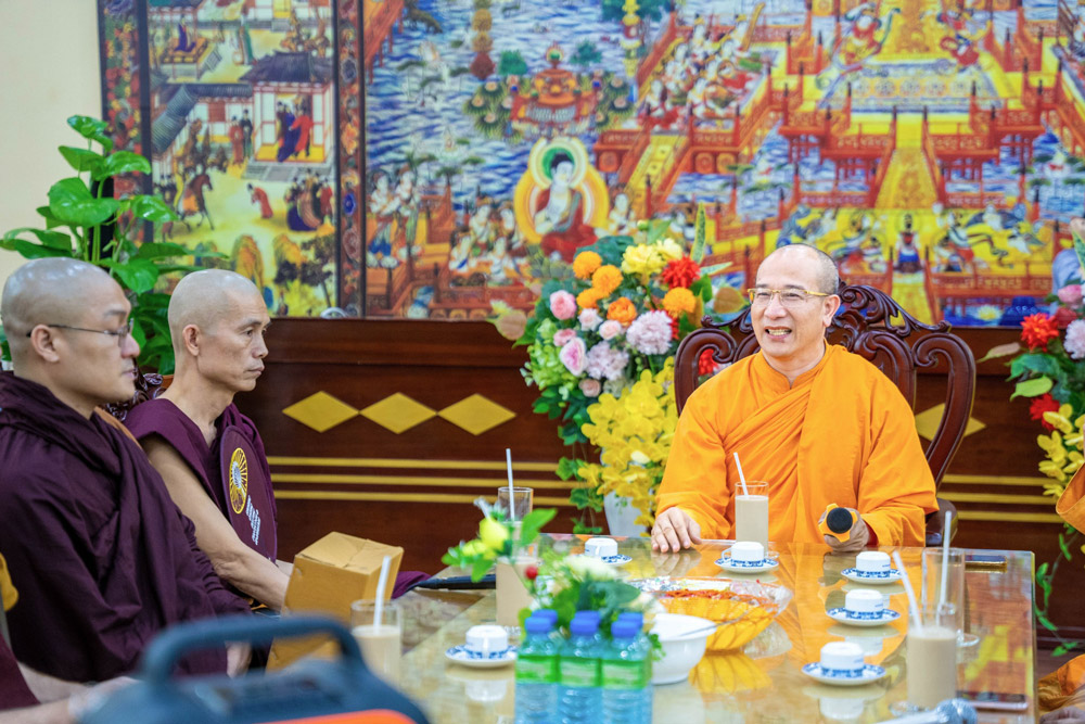 Sư Phụ Thích Trúc Thái Minh tiếp đón đoàn chư Tăng Myanmar thăm quan chùa Ba Vàng