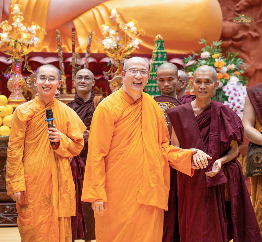 Niềm hoan hỷ của Sư Phụ và chư Tăng khi tiếp đón Tăng đoàn Thabarwa – Myanmar đến thăm chùa