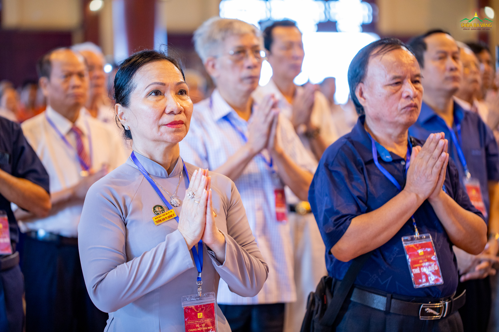Niềm cung kính được thể hiện trên gương mặt của những người con dòng họ Vũ - Võ trước ban Tam Bảo