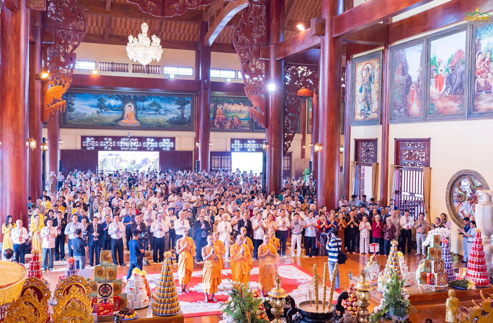 Dòng họ Vũ - Võ Việt Nam cùng các vị đại biểu khách mời thành kính dâng hương tại Chính điện tầng 2 chùa Ba Vàng
