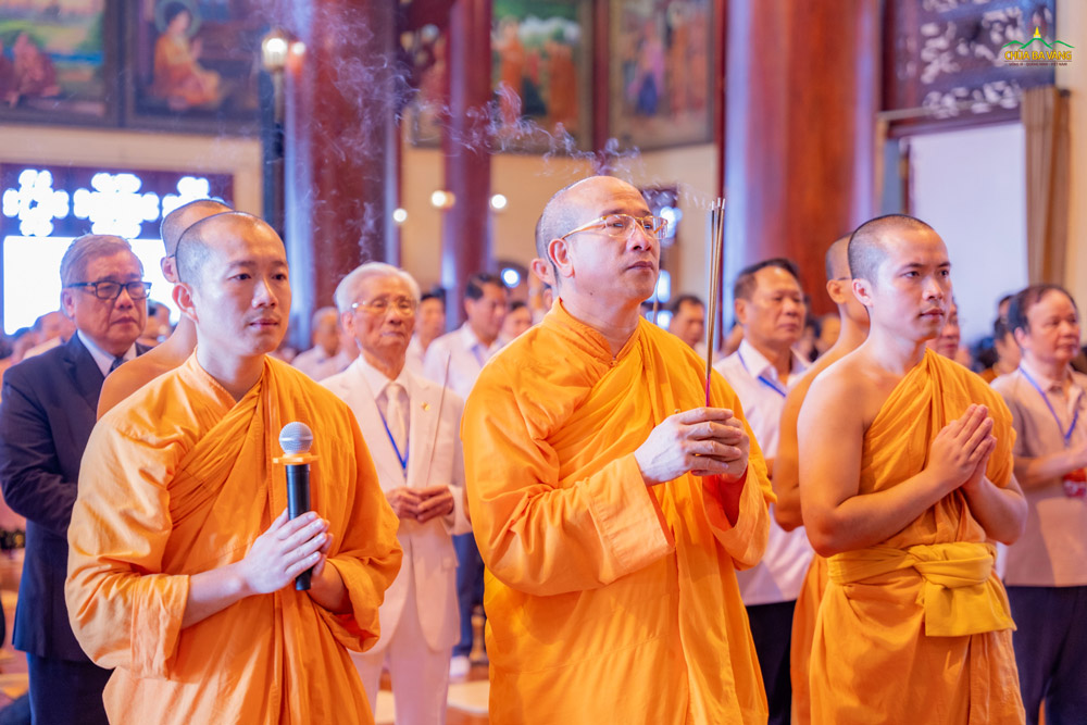 Sư Phụ Thích Trúc Thái Minh cùng chư Tăng niêm hương bạch Phật