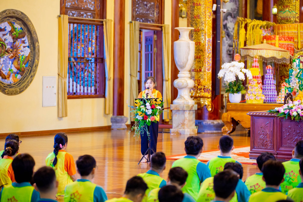 Bạn Vũ Thị Kiều Trang, hiện đang sinh hoạt tại Khối Hồ Tùng Mậu trong CLB Tuổi trẻ Ba Vàng chia sẻ câu chuyện cảm nhận hạnh phúc khi tu tập các chương trình của chùa.