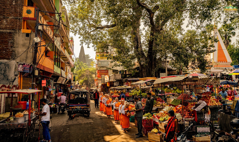 Chư Ni khất thực tại một khu chợ ở Ấn Độ