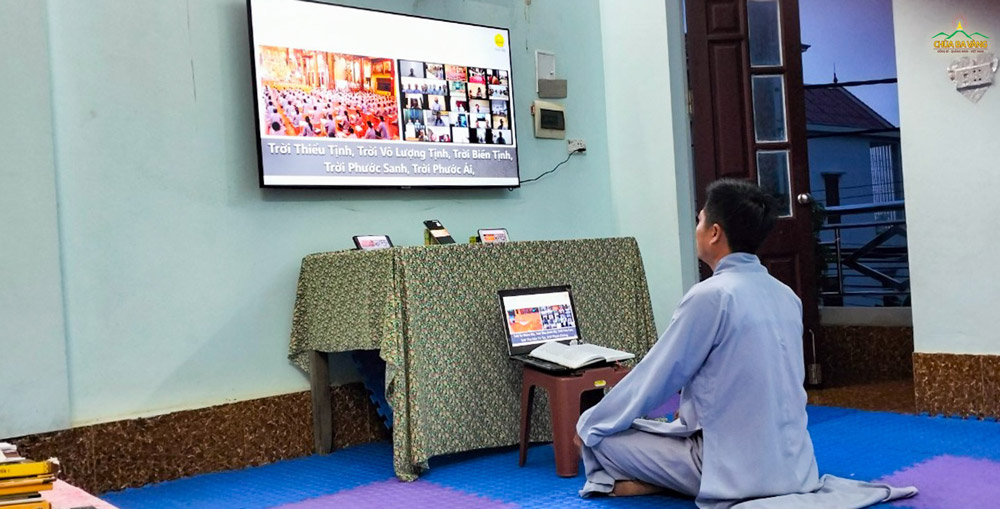 Phật tử chùa Ba Vàng tham dự khóa lễ tụng kinh tại nhà theo video phát trực tiếp.