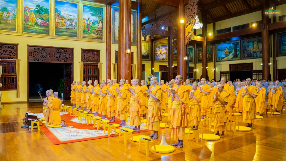 Thời khóa tu tập diễn ra tại chính điện chùa Ba Vàng, lúc 5h và phát trực tiếp để quý Phật tử, nhân dân cùng hướng tâm tham dự online.
