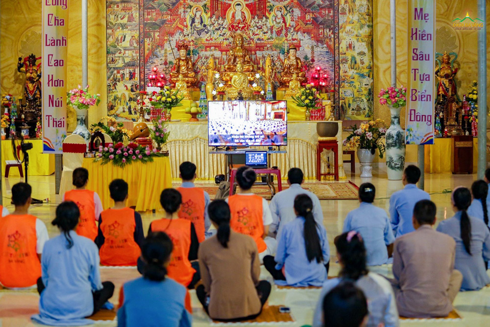 Phật tử và các bạn trẻ tu tập tại chùa Đế Thích (Nghệ An) - chi nhánh của chùa Ba Vàng.