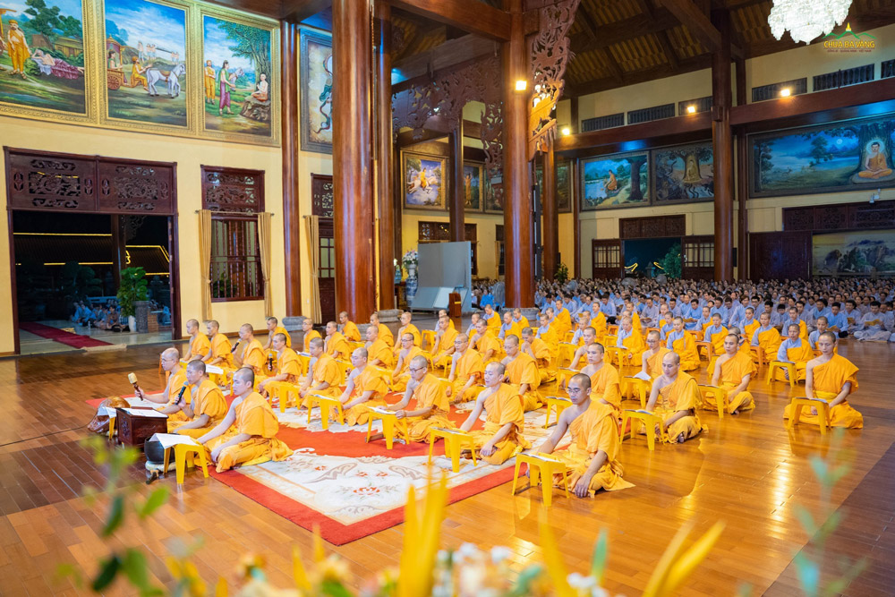 Chư Tăng Ni cùng hàng vạn Phật tử và nhân dân tụng kinh Tam Bảo hồi hướng nguyện cầu dịch вệпн ѕốт xцấт нuyếт được hóa giải.
