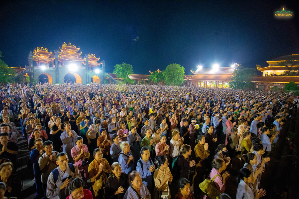 Đông đảo Phật tử, nhân dân tham dự thời khóa tụng kinh.