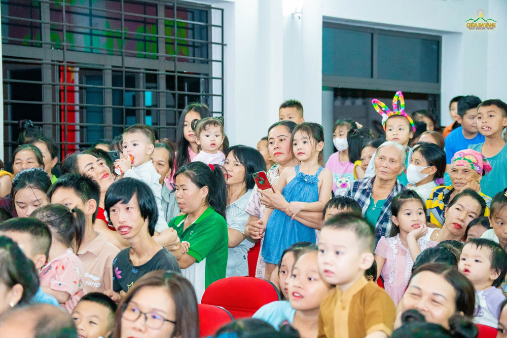 Các em thiếu nhi chăm chú đón xem chương trình.