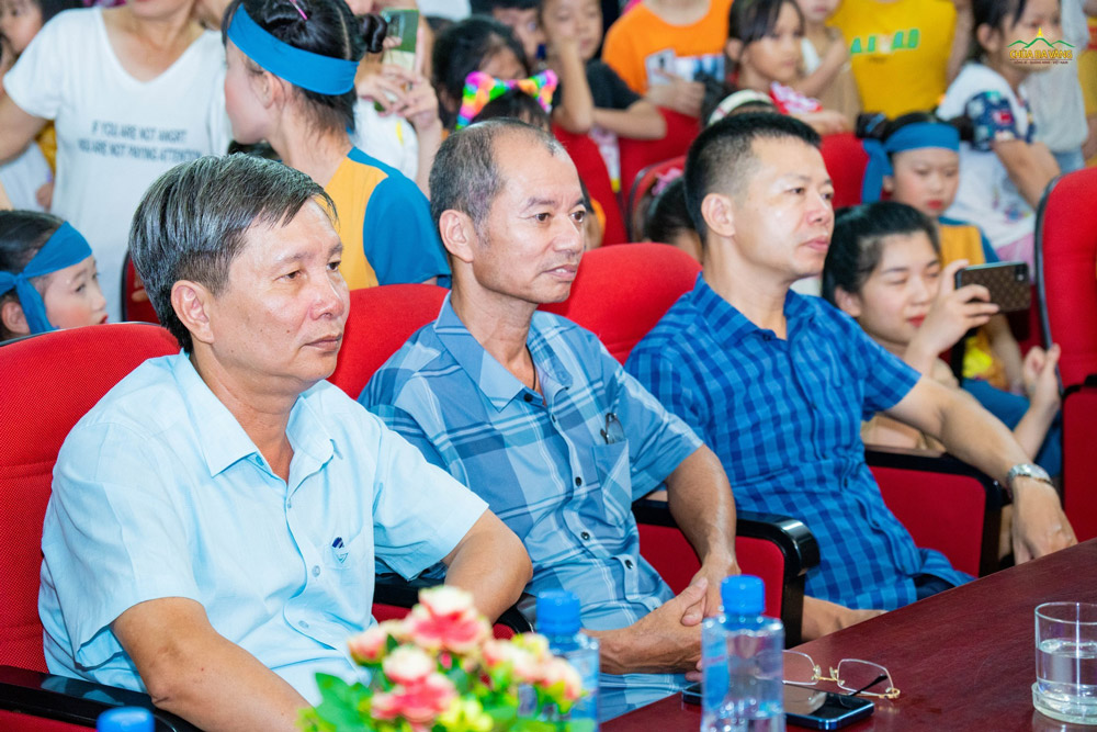 Ủy viên BTV, Phó Chủ tịch Thường trực UBND thành phố Uông Bí - ông Nguyễn Văn Thành (bên trái ảnh) cùng đại diện lãnh đạo địa phương đến tham dự chương trình.