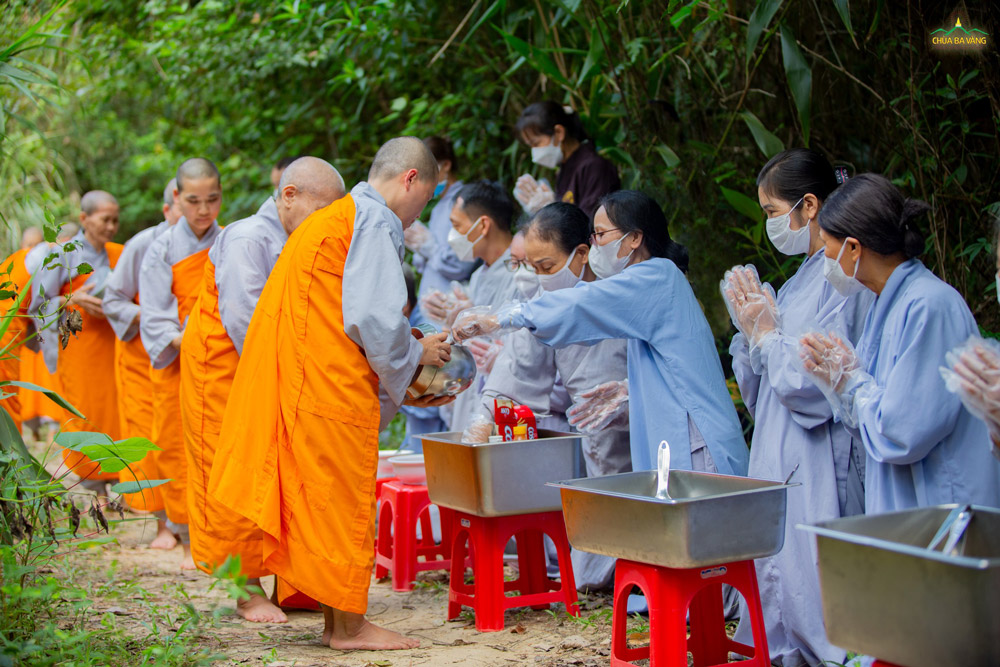 Phật tử sớt bát cúng dường tại rừng thiền Ni.