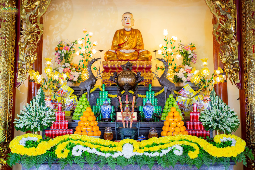 Ban thờ tự tôn tượng Thiền Sư Tuệ Bích Phổ giác tại Tổ đường chùa Ba Vàng
