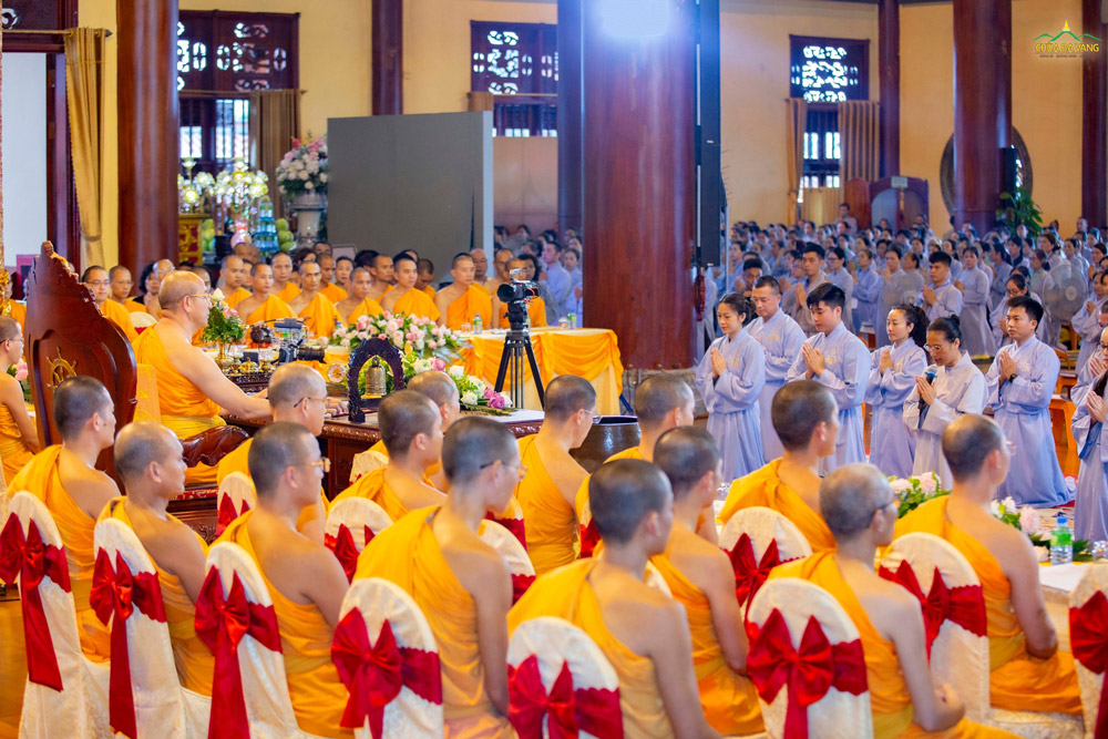 Phật tử Phạm Thị Yến (Pháp danh Tâm Chiếu Hoàn Quán) đại diện cho hàng Phật tử dâng lời tác bạch thỉnh trên Sư Phụ tác lễ khai Pháp đàn Lương Hoàng Bảo Sám