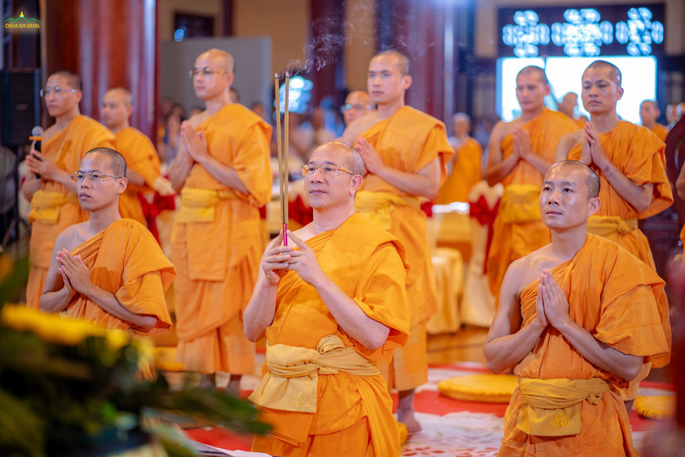 Sư Phụ cùng chư Tăng niêm hương bạch Phật tác lễ khai Pháp đàn Lương Hoàng Bảo Sám
