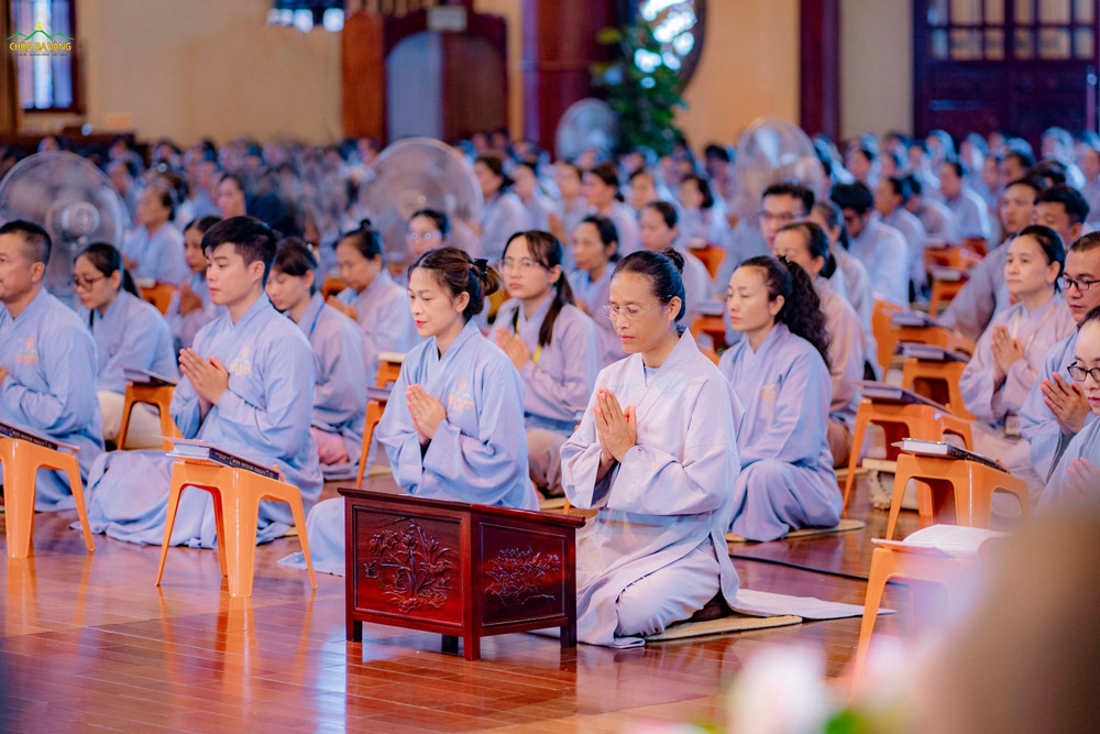 Phật tử Phạm Thị Yến cùng các Phật tử trang nghiêm lắng nghe những lời đạo từ quý báu từ trên Sư Phụ