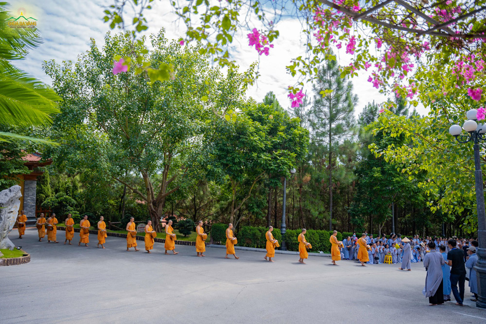 Chư Tăng ôm bình bát khất thực