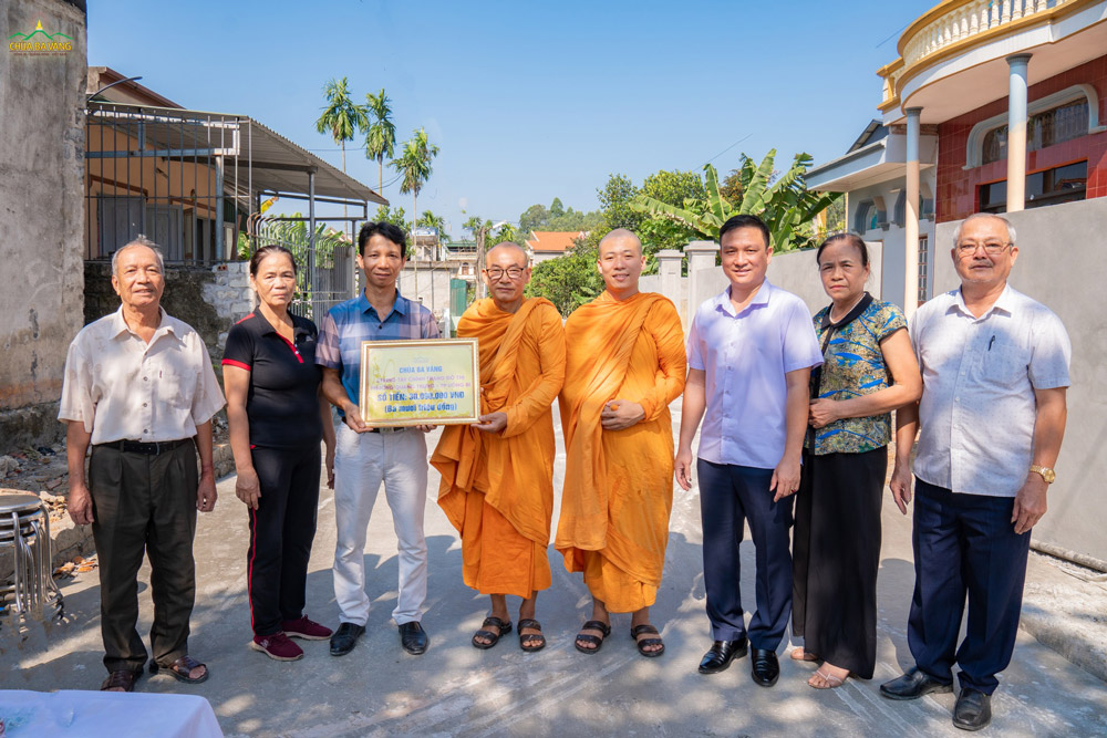 Chư Tăng chùa Ba Vàng trao sự ủng hộ để nâng cấp, cải tạo, chỉnh trang cho tuyến đường ngõ 03