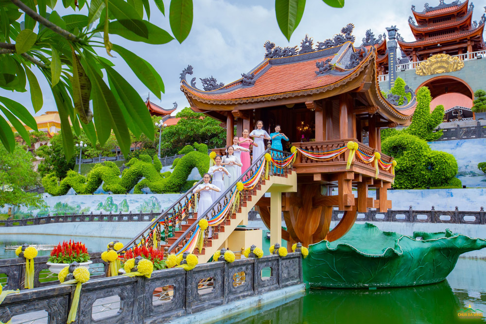 Áo dài tô thêm nét đẹp truyền thống của người con gái Việt nơi chốn thiền môn