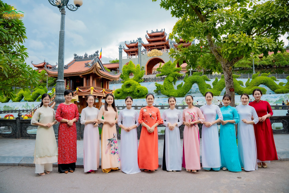 Các bạn trẻ trong tà áo dài duyên dáng